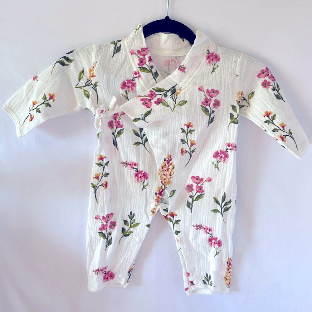 Chuya cream romper with pink flowers size 0-3 months side‎ tie sand snaps